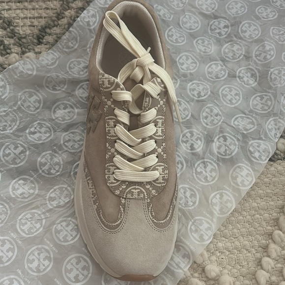TORY BURCH SIZE 9 WOMENS LIGHT BEIGE MONOGRAM TRAINERS - Picture 3 of 11